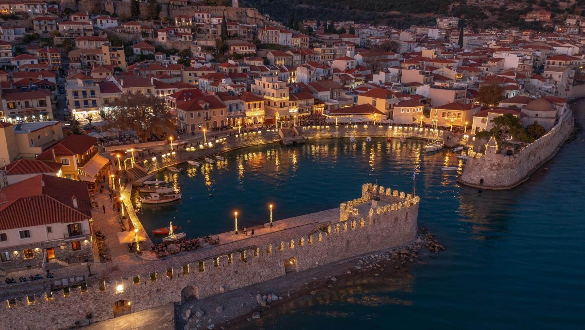 Nafpaktos Beach Luxury Suites Bagian luar foto